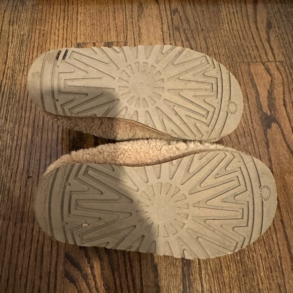 Ugg Tazz Maxi Curly Genuine Shearling Slipper - Youth - Picture 2 of 11